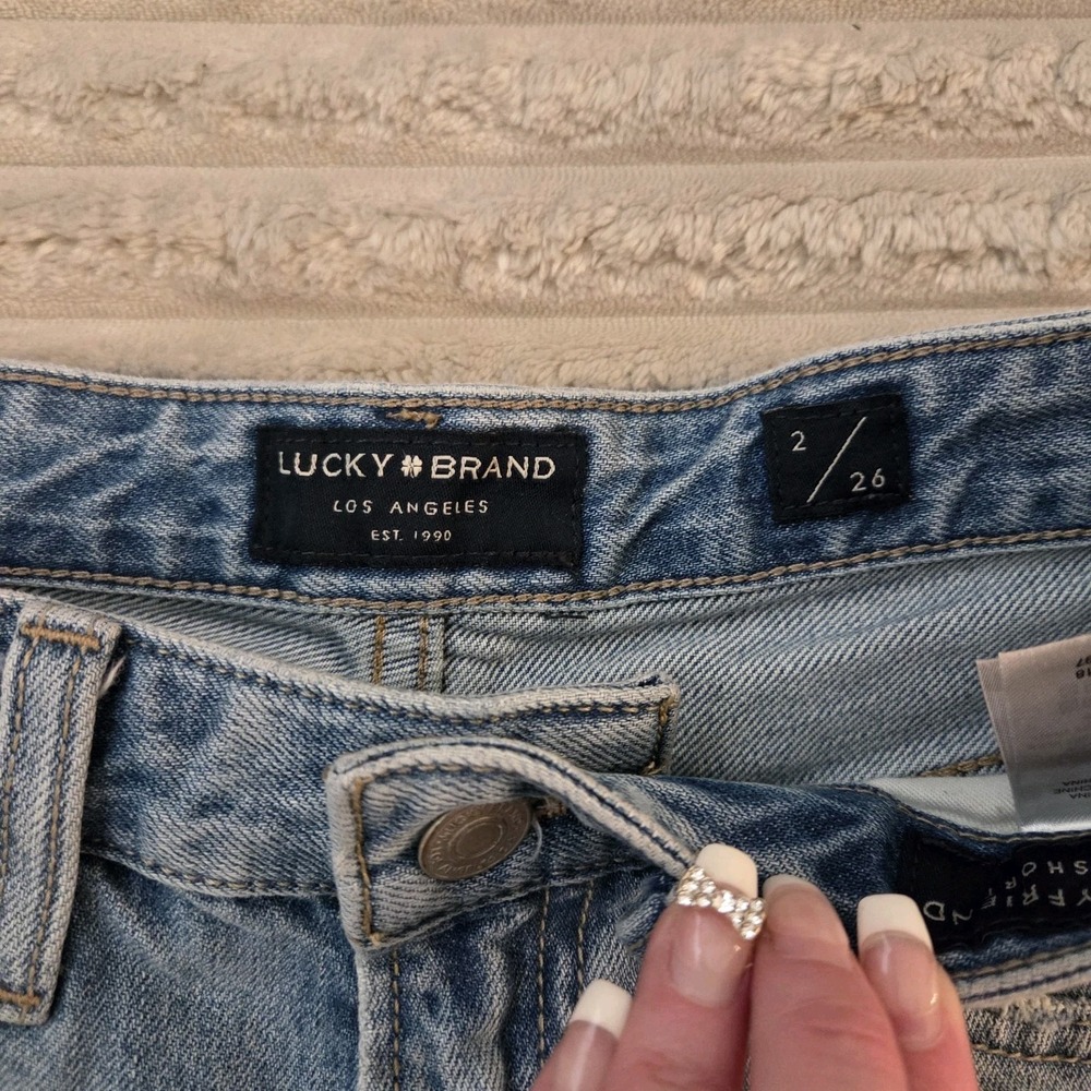 Lucky Brand Size 2 26 Distressed Denim Shorts Light Wash Frayed Boyfriend Short - Picture 2 of 8